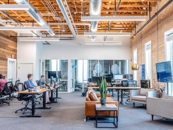 Utsikt over et moderne industrielt designet kontorlandskap med ansatte på jobb.